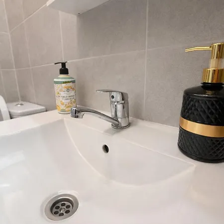 Апартаменти Modern And Cozy *