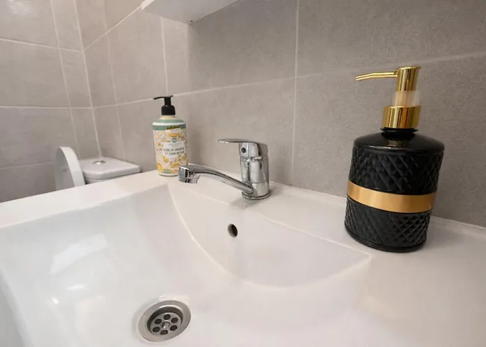 Апартаменти Modern And Cozy *