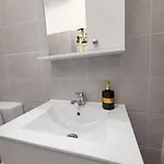 Apartman Modern And Cozy